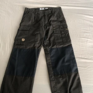Fjällrävenbyxor - Här har jag ett par Kids Vidda trousers som lillebrorsan hade beställt och använde knappast nån dag eftersom det inte var riktigt de han hade velat ha. Byxorna har inga slitningar och är ny som ny. De är från förra året då de kostade 1099kr. Priset kan diskuteras.
