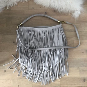 Väska  - ”Frans” väska (vet ej om de heter så). De går å ta bort de längre bandet. Använder inte längre och inte min stil på väska. Köpte den secondhand för något år sedan.