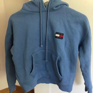  croppad hoodie från Tommy Hilfiger i storlek XXS💕säljs för 100kr+frakt som köpare står för, betalning sker via swish 