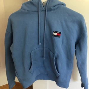 hoodie från Tommy Hilfiger -  croppad hoodie från Tommy Hilfiger i storlek XXS💕säljs för 100kr+frakt som köpare står för, betalning sker via swish 