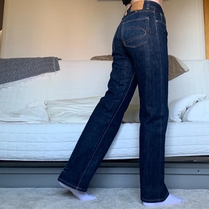 Baggy Jeans - Säljer dessa jeans i storlek W29L32💙 Både midjan och innerbenslängden är 79cm, jag på bilderna är 172cm och brukar ha storlek 38/W28/S-M🍊 Lite slitningar längst ner på baksidan av jeansen (syns på bild 2)