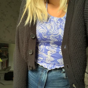 Stickad kofta - Svart stickad kofta från Hm i storlek s och passar xs-m, sjukt snygg passform och passar perfekt till sensommaren och hösten. 