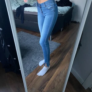 Levis jeans - Ljusblå levis skinny jeans med slits. Storlek 25/30! Köparen står för frakt🤍