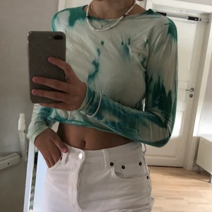 Kroppad tie dye tröja - Cool kroppad tie dye tröja som passar perfekt till fest! Frakt ca 50kr