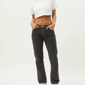 Lågmidjade jeans - Så snygga lågmidjade svarta jeans i en snygg tvätt. De är i en lite mer slim straight leg modell, så varken skinny eller baggy. Storlek 26 i midjan & 30 i längden.💙  