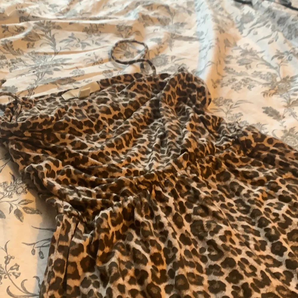 Helt oanvänd playsuit i Leo mönster, assskönt material, jättefin men kommer inte till användning💕 . Shorts.