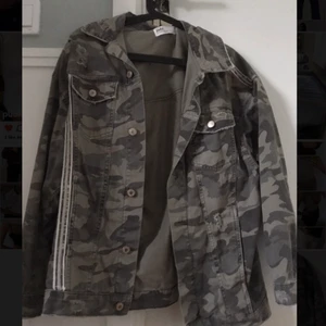 Zara jacka militär - Zara jacka storlek S MILITÄR. Skriv för fler bilder. Säljer för 200 kronor. Köpt för 500 kronor. Frakt tillkommer