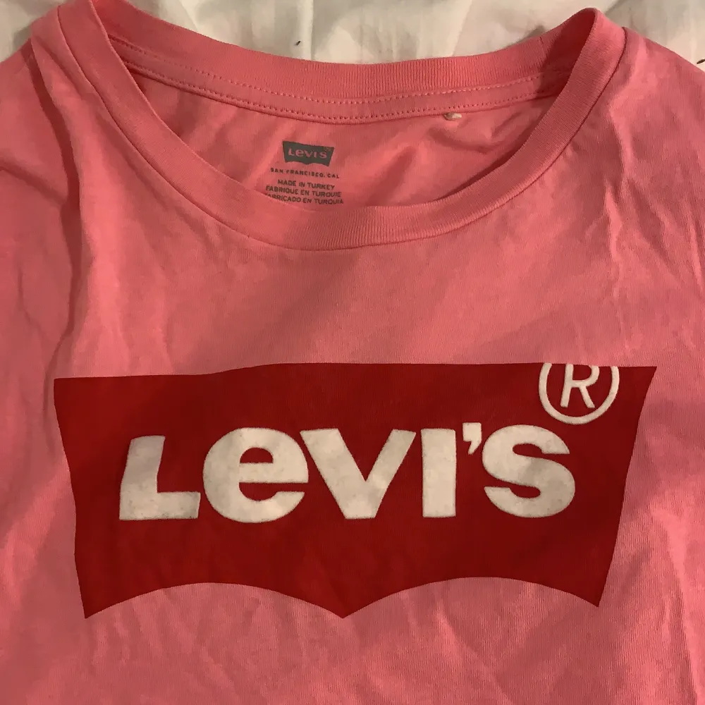 Säljer min rosa tröja från Levi’s , använd ett antal gånger men är i fint skick! Köpt för 300 kr. Köparen står för frakt! . T-shirts.