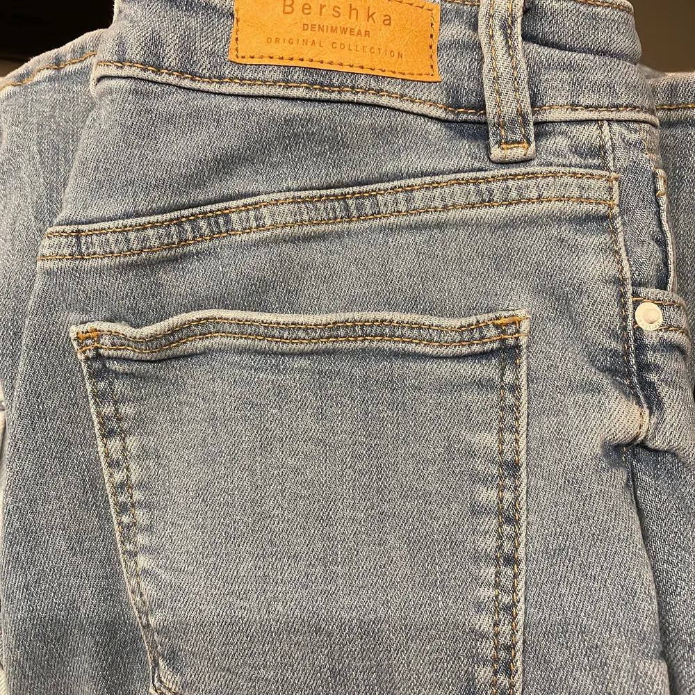 Bherska jeans flare i storlek 34 men passar även 36. Aldrig använda! Köparen står för frakt!!. Jeans & Byxor.