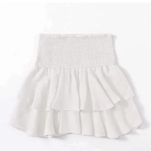 Finaste Volangkjolen😍 - Säljer denna volangkjol i storlek S. Använd några få gånger men är som oanvänd. 170 kr plus frakt.