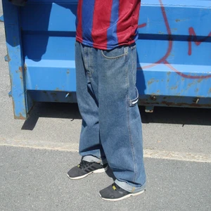 Tommy Hilfiger Carpenter Pants 32/32 - Vintage Tommy byxor i baggy passform. Storlek 32/32 Perfekt skick förutom hålen på baksidan vid hälarna som är ihopsydda