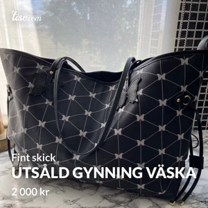 Gynning väska - En sparsamt använd väska! Slutsåld sennan länge tillbaka! Svart/vit med fjärilar! Frakt tillkommer! Inget prutande då den inte går att få tag på längre. 