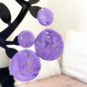 Örhängen  - Örhängen av glitter lera . Frakt 24kr Dm för mer info🥰