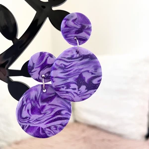 Örhängen  - Örhängen av glitter lera . Frakt 24kr Dm för mer info🥰