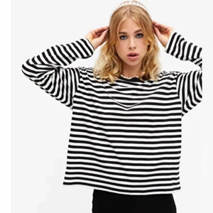 Randig tröja - Denna långärmade tröja är köpt på monki för 1 år sedan och nästan aldrig använd (1-2 gånger) fint skick och inga bristningar. Köpt för ca 150kr passar storlek S-M, du står för fraktpris/fraktsätt:)