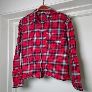 Rutig skjorta - Klassisk rutig skjorta, lite kort modell som är fin att stoppa in i byxorna eller knyta🍒