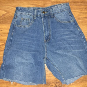 Jeans shorts  - Detta är ett par jeans shorts som är i storlek XS men passar något med S