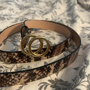 Orm skärp - Säljer dehär ormskärpet, bra skick, guldiga detaljer 💕det har gjort tre extra hål på skärpet också så det blir mindre👌🏼