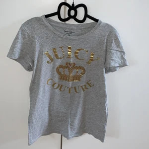 Juicy couture t-shirt - En grå t-shirt från juicy couture. Den är ganska liten i storleken. Väldigt bra skick 