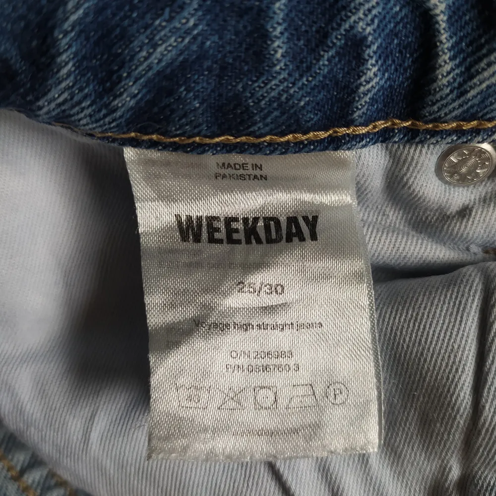 Ett par blå, voyage high straight jeans från Weekday. De har använts och tvättats ett par gånger, men är fortfarande i ett väldigt fint skick 👖. (Ursprungspris och köpta för 500 kr). Kontakta mig gärna om det finns några funderingar! 😊. Jeans & Byxor.