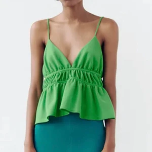 Zara Grön Topp - Grön topp köpt från Zara. Tyvärr så var den flr liten på mig vid bysten så säljer vidare den✨ Möts upp i Uppsala annars fraktar jag för 42 kr❤️
