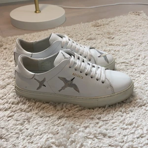 Axel arigato sneakers ⭐️ - Supersnygga sneakers som passar till allt, har inte använt supermycket så de är i fint skick. Om man lägger lite mer krut på att göra rent de kan dom vara fläckfria 💗 säljer för halva priset av vad jag köpt dom för 