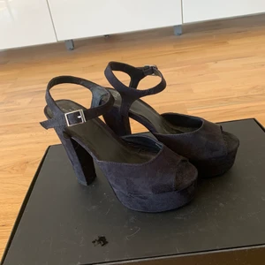 Klackskor - Svarta klackskor, strl 38, använda två gånger. Säljs för 150kr, frakt tillkommer! 