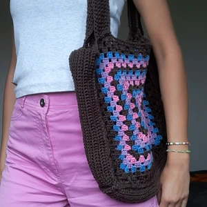 Virkad väska💞💞 - Denna magiska virkade väskan som jag har virkat själv! Så sjukt snygg och trendig, den är bra storlek så du får plats med mycket. Du kan räkna med många komplimanger med denna;)) Skriv gärna vid frågor, intresse eller fler bilder!