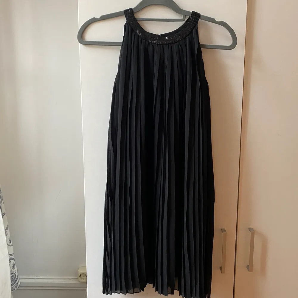 Säljer denna superfina svarta klänning ifrån Ellos, perfekt som nyårsklänning eller något annat! Knappt använd. Säljer likadan fast i svart:)). Klänningar.