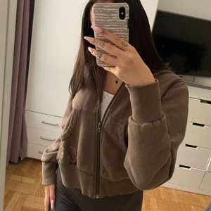 Brun kofta - En söt brun kofta men ett litet broderi på fickan. Jätte skönt material inne. Storlek L men passa mig som är XS/S.