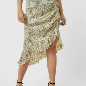 Vero moda kjol - Oanvänd kjol från vero Moda med prislappen på. (Inte min bild) skriv privat för bilder.