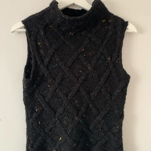 Stickad topp  - Stickad topp från hugo boss. Står inte någon storlek men skulle gissa på S!     Köparen står för fraktkostnaden😊