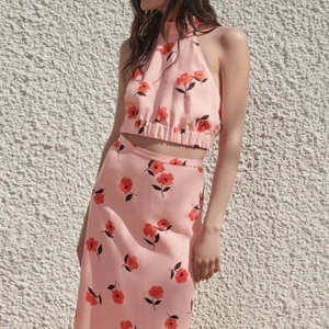 Set - Helt oanvänt set, storlek M i både topp och kjol. Pris för båda: 350kr! 