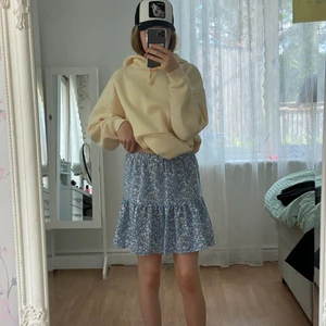 Blå kjol  - Säljer min blåa blommiga kjol pga den kommer inte till användning, köparen står för frakten!