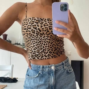 Leopardmönstrad topp i stl S - Leopardmönstrad topp i stl S! Väldigt bra passform 🎊 20 kr eller så får du den gratis om du köper något av de andra kläderna över 70 kr  ❤️‍🔥 hämtas i Uppsala eller så tillkommer frakt! Betalar via swish 