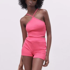 Rosa topp - Säljer min rosa topp från zara somr superpoppis, den är helt ny och har aldrig används dock har jag klippt bort prislappen men det är helt oanvänd. Säljer den pga att den aldrig kommer till användning, den ör i stl L. Nypris är 69 kr.