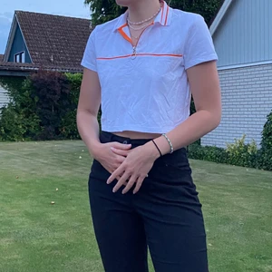 T-shirt  - Helt oanvänd croppad T-shirt. Det finns en dragkedja där fram som man kan stänga om man vill. Köparen står för pris+frakt🥰