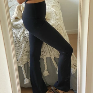 OYSHO Yogapants - Yogapants med bootcut och hög midja från OYSHO Sport i storlek S. Passar även XXS/XS. Aldrig använda. Nyskick! Frakt ingår ej i priset. Kan mötas upp i Stockholm ❤️‍🔥