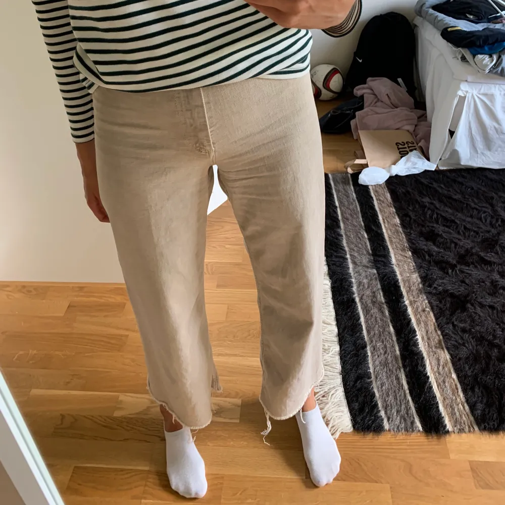 Jeans från zara, inte min stil längre och fel storlek och säljer därav. Fin kall beige färg, köpare betalar frakt . Jeans & Byxor.