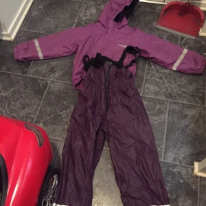 Regnkläder  - Mörklila och ljuslila regnkläder jättebra passar 8 till 10 åringar vi pratar om priset