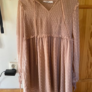 Klänning nakd 34 - Jättefin klänning från nakd som är använd 1 gång. Storlek 34 🌸 200kr plus frakt 66kr 🥰