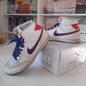 Retro Nike 36 - blå / rosa / vit, sneakers - Jättesnygga Nike i storlek 36 med schysst retro-vibe i härliga färger! 🌸👟 Säljer då de blivit något små för mig.. 😭 Tightare i modellen så rekommenderar inte om man har fötter åt det bredare hållet som mig😥 Älskar dessa! 