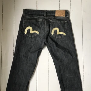 Evisu jeans - Superfina grå evisu jeans storlek 29 (lågmidjade). Fick hem dom idag men va alldeles för små så kan inte ta några bilder på.  Dom är ganska långa i benen skulle jag säga😋  det står 29 i men jag själv skulle säga storlek xs/s typ dom är stretchiga❤️