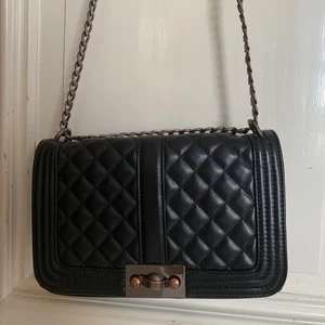 Handväska från Gina tricot  - Använder inte längre, är i fint skick från Gina tricot.  