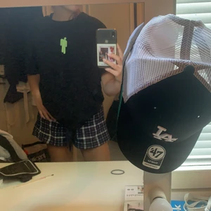 En tröja - En tröja från hm som knappt har kommit till användning. För fler bilder eller frågor är det bara att fråga mig så kan jag fixa det👍🏼💀