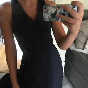 Aftonklänning från esprit  - Säljer denna otroligt fina aftonklänningen i mörkblå från esprit!💙såå fiiin!! Använd en gång därför i mycket gott skick! Säljs pågrund av att jag har en liknande i min garderob som jag föredrar. 