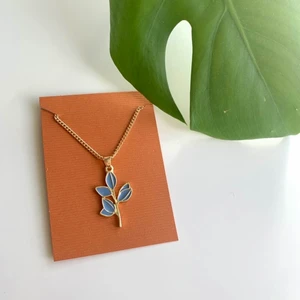 Halsband med fläderkvist Ljus guld Emalj - 🌿Elder necklace🌿 Ett halsband med en fin fläderkvist, kanske? Ska jag va ärlig så har jag ingen aning om vilket träd den tillhör😂men fin är den med sina blågröna blad🌿🦋 Produktinformation: Längd: ca 41-47 cm (normal längd) Reglerbar⛓ Pris: 45kr  Dm:a vid intresse eller kontakta mig på Plick🌻