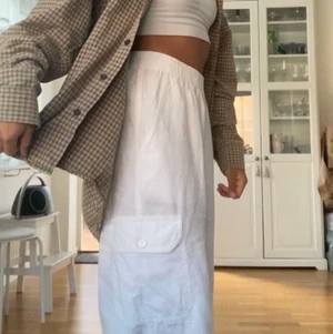 Linnebyxor  - Vita linnebyxor men inga skador på eller missfärgning, frakt ingår inte men priset kan diskuteras❤️kontakta vid frågor