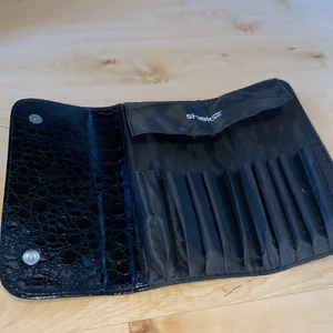 Sminkborsthållare  - Perfekt att resa med om du måste lägga sminkborstarna i 👍🏻