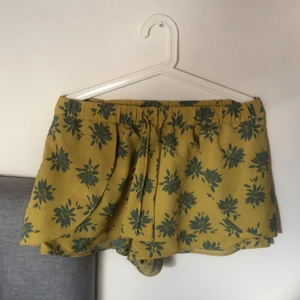Shorts som ser ut som kjol - Shorts som ser ut som en kjol från zara, strl M men mer som S
